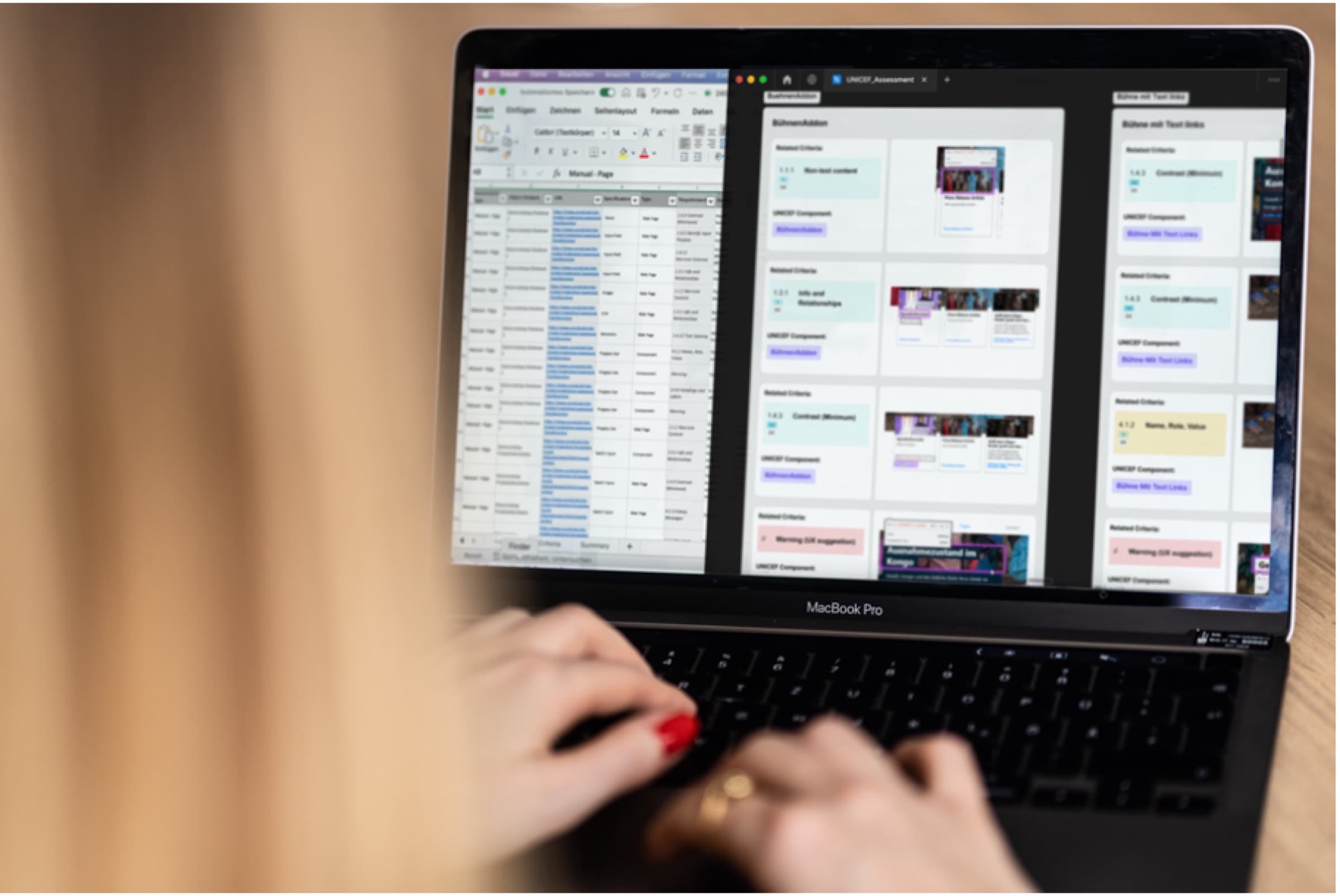 Eine Person prüft den Accessibility-Report auf einem Laptop, mit einer Tabelle der Befunde neben annotierten Screens.